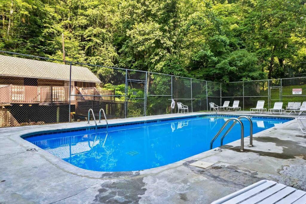 Beautiful Chalet With Fireplace And Large Game Room Gatlinburg Exterior photo